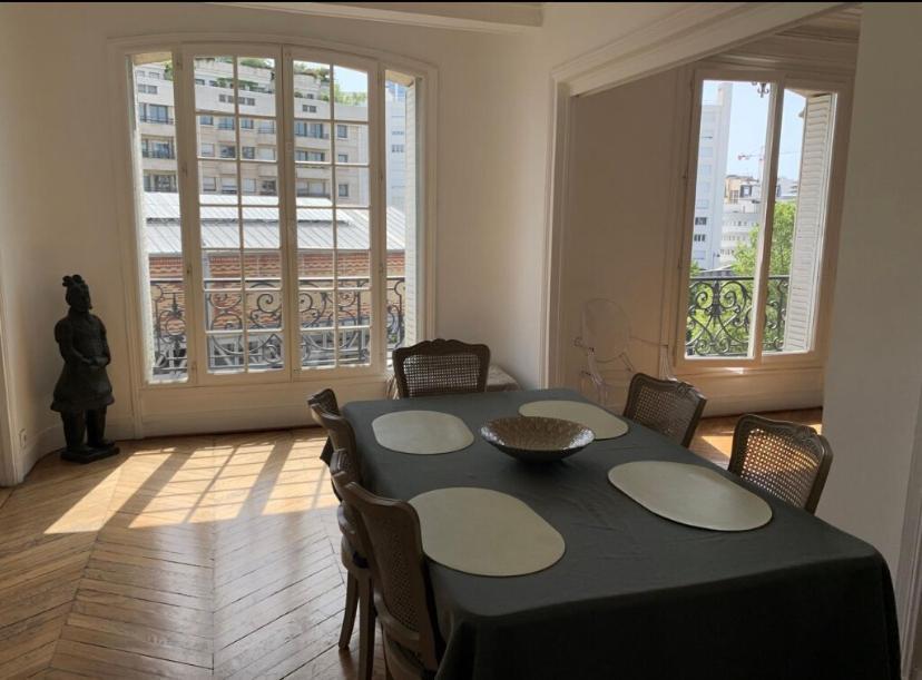 Apartment Typiquement Parisien Paris